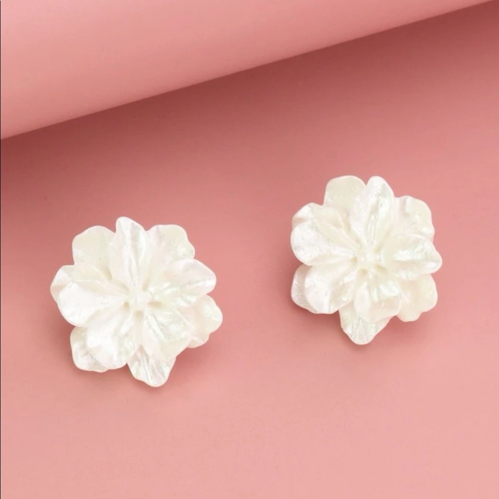 💚3/$21💚 Flower Stud Earrings